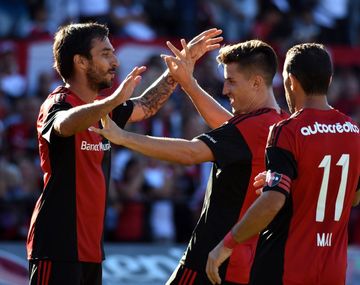 El festejo de todo Newell´s tras los goles de Scocco