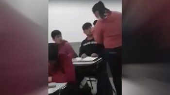 Neuquén: una madre le pegó al compañero de su hijo en clase Neuquén: una madre le pegó al compañero de su hijo en clase