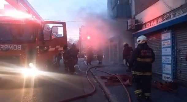 Incendio en un departamento de Caballito: asistieron a una mujer por inhalación de humo