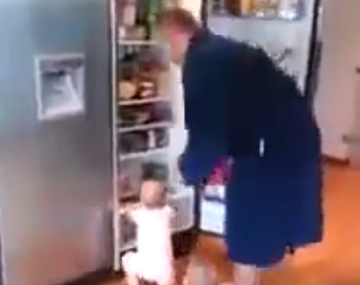 Mirá a dos bebés locos por entrar en la heladera