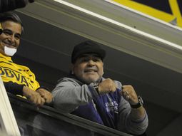 invitado de lujo: maradona regreso a la bombonera para alentar a boca invitado de lujo: maradona regreso a la bombonera para alentar a boca