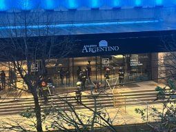 La Plata: se voló una placa del techo en la salida del Teatro Argentino