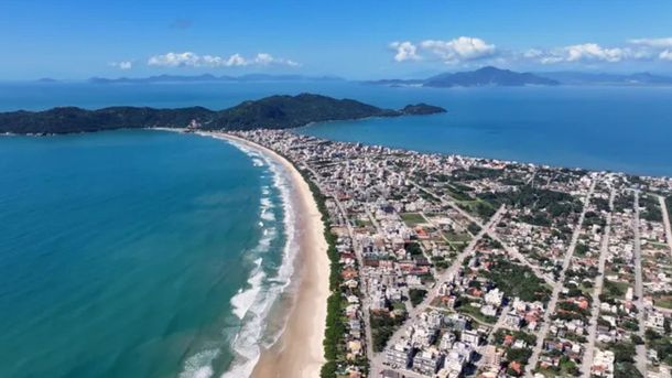 Bombinhas es ideal para hacer snorkel gracias a la gran visibilidad bajo el agua. Bombinhas es ideal para hacer snorkel gracias a la gran visibilidad bajo el agua.