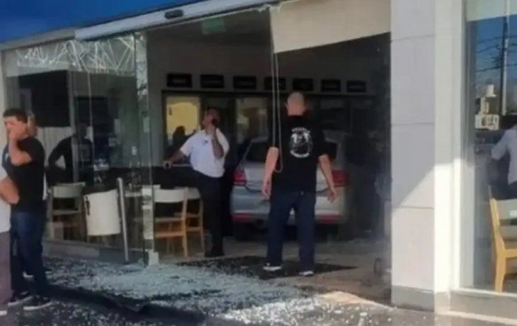 San Juan: un auto se incrustó en una estación de servicio