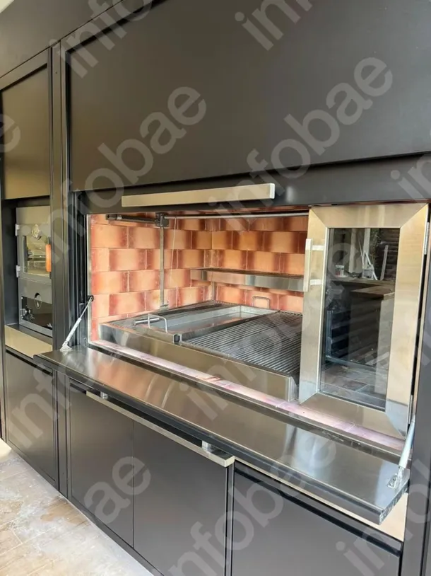 Así quedó la parrila terminada, junto con lo que sería un horno Tromen. Foto: Infobae.