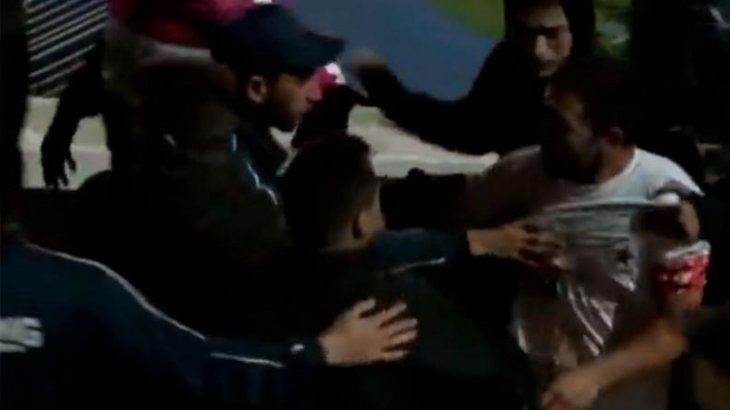Jugadores subieron a la platea a pelear con los barrabravas