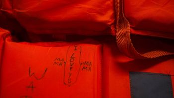 refugiados escriben mensajes y numeros de contacto en chalecos salvavidas por si mueren refugiados escriben mensajes y numeros de contacto en chalecos salvavidas por si mueren
