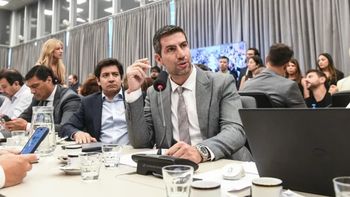 Manuel Quintar cayó al Congreso con un Tesla Cybertruck. Manuel Quintar cayó al Congreso con un Tesla Cybertruck.