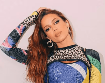 Anitta sorprendió con una microbikini colorida.