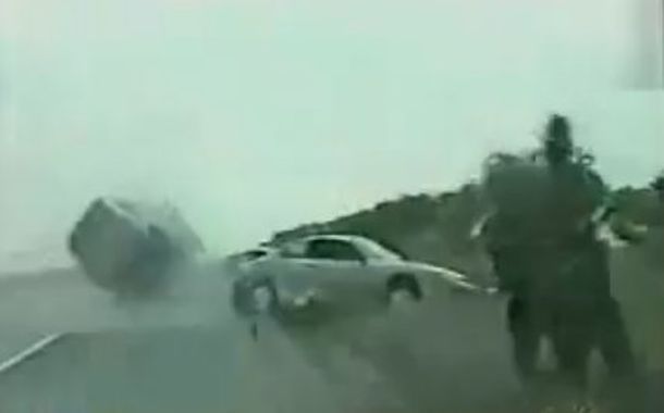 Impresionante choque cuando detenían a una mujer