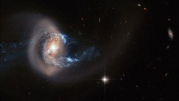 mira a una galaxia devorando a otra mira a una galaxia devorando a otra