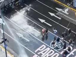 represion en congreso: el camion hidrante ataco a los manifestantes que cantaban milei, basura represion en congreso: el camion hidrante ataco a los manifestantes que cantaban milei, basura