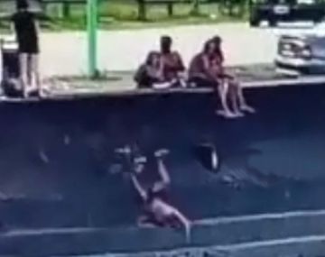 Lo chocó una camioneta que iba marcha atrás y cayó al río: no se mató de milagro