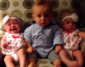 Mirá la reacción de un bebé cuando se da cuenta de que está entre mellizas