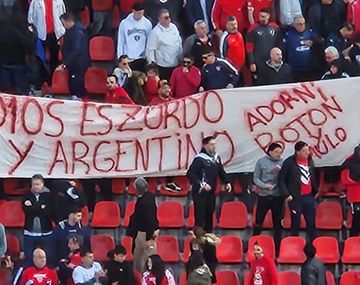 La hinchada del Rojo se acordó de Adorni tras olvidar a Maradona