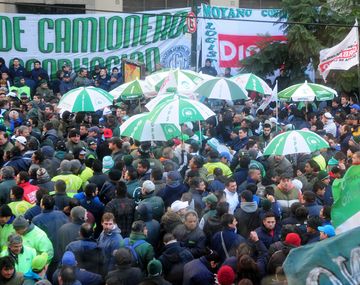 Camioneros acordó una suba del 33% y suspendió el paro