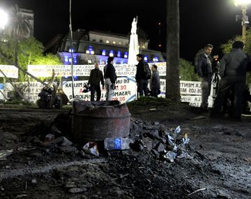 Los ex soldados demolieron la polémica construcción en Plaza de Mayo