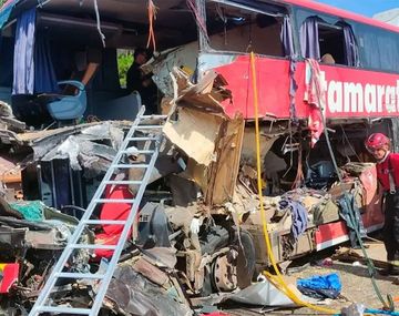 Tragedia en Brasil: choque entre micro y camión deja decenas de víctimas