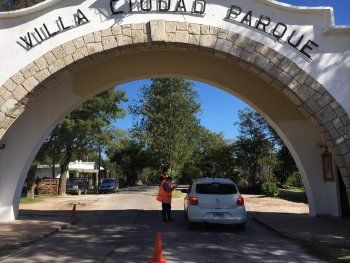 Un hombre abusó sexualmente a dos adolescentes y las prostituyó con sus amigos