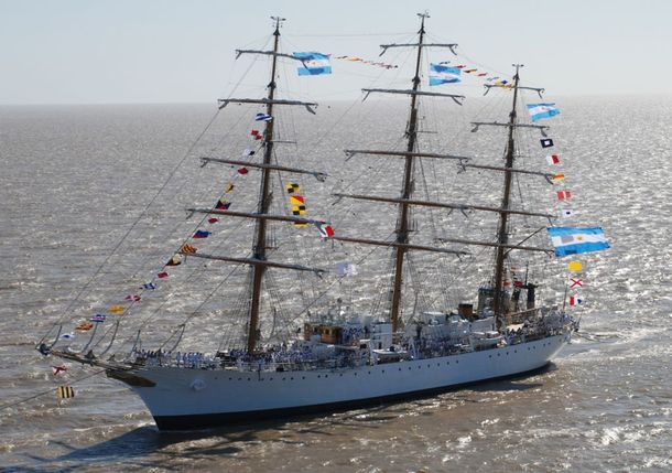 La Fragata Libertad, retenida en Ghana por deuda con bonistas