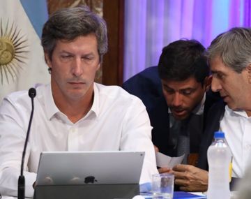 El ministro de Finanzas le da el papelito a su secretario