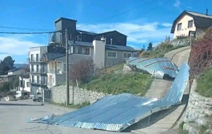 Alerta en Bariloche por vientos fuertes: techos volados, árboles caídos y cortes de luz