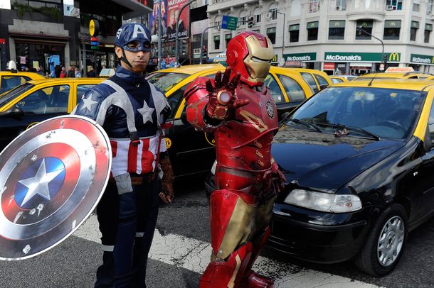 Insólito: Iron Man y Capitán América, en plena lucha contra Uber