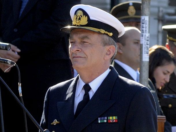 El jefe de la Armada sufrió un infarto y está en terapia intensiva