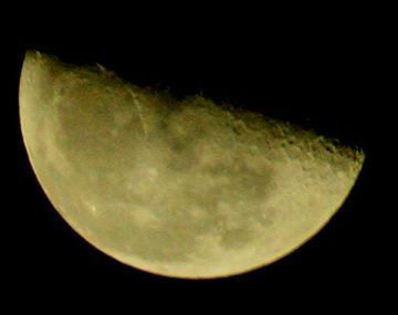 ¿Por qué afirman que la Luna tiene forma de limón?