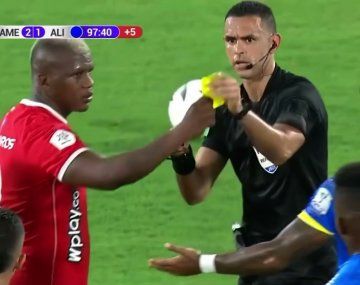 Momento bizarro en Colombia: le sacó amarilla a su rival