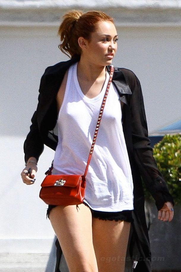 Miley-cyrus-nipple-poke-05-480x720