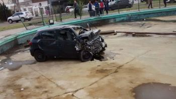 El auto quedó dentro de la fuente de una rotonda El auto quedó dentro de la fuente de una rotonda