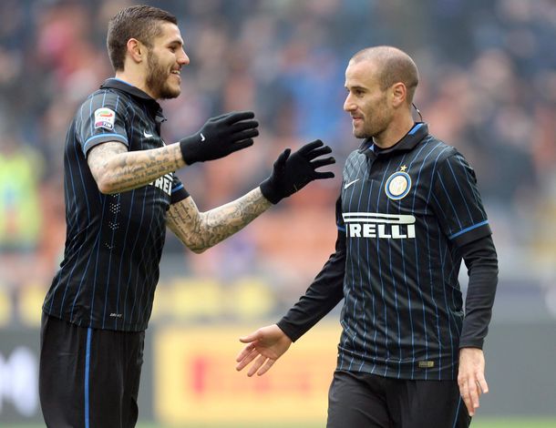 El Inter derrotó como local al Genoa en un triunfo con aroma argentino