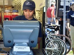 cambio de epoca: la hija menor de obama consiguio trabajo como cajera cambio de epoca: la hija menor de obama consiguio trabajo como cajera