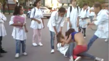video: brutal pelea de dos adolescentes video: brutal pelea de dos adolescentes