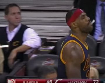 Insólito: mirá lo que hizo Lebron James en pleno partido después de un error