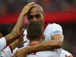 El Sevilla de Sampaoli venció al Atlético de Simeone y es el único puntero. El Sevilla de Sampaoli venció al Atlético de Simeone y es el único puntero.