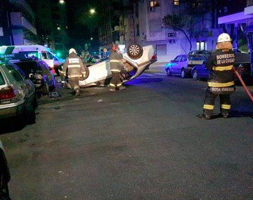 Un auto volcó en Villa Crespo y el conductor quedó atrapado