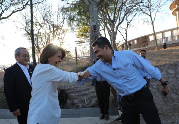 Saludo de codo contra el coronavirus - Cr&eacute;dito:&nbsp;@JuanOrlandoH