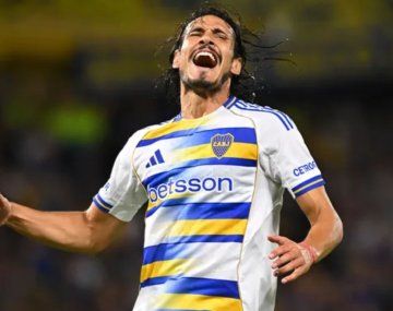 El descuido antirreglamentario de Cavani ante Platense que el árbitro omitió