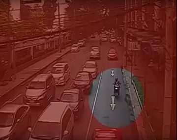 Un poste de luz cayó sobre la cabeza de una motociclista y la mató