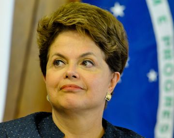 Rechazan incluir sospechas de corrupción en juicio a Rousseff