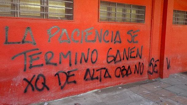 Durísimas pintadas contra los jugadores de Instituto
