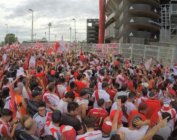Una avioneta sobrevoló la Ciudad con los relatos de los goles de River en el Bernabéu