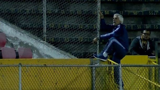 La furia del profe Salorio en el partido entre Argentina y Brasil