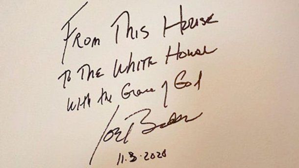 Joe Biden firmando su casa durante su recorrida por Pensilvania este martes.