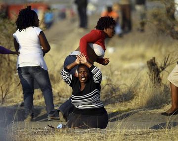 Los policías dispararon 300 veces contra los mineros sudafricanos