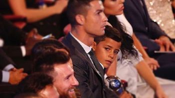 El pequeño no puede ocultar su devoción por el argentino El pequeño no puede ocultar su devoción por el argentino