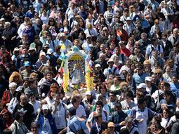 peregrinacion a lujan: miles de fieles arriban a la basilica peregrinacion a lujan: miles de fieles arriban a la basilica