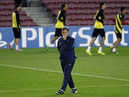 gerardo martino, defendido por una estrella de su equipo gerardo martino, defendido por una estrella de su equipo